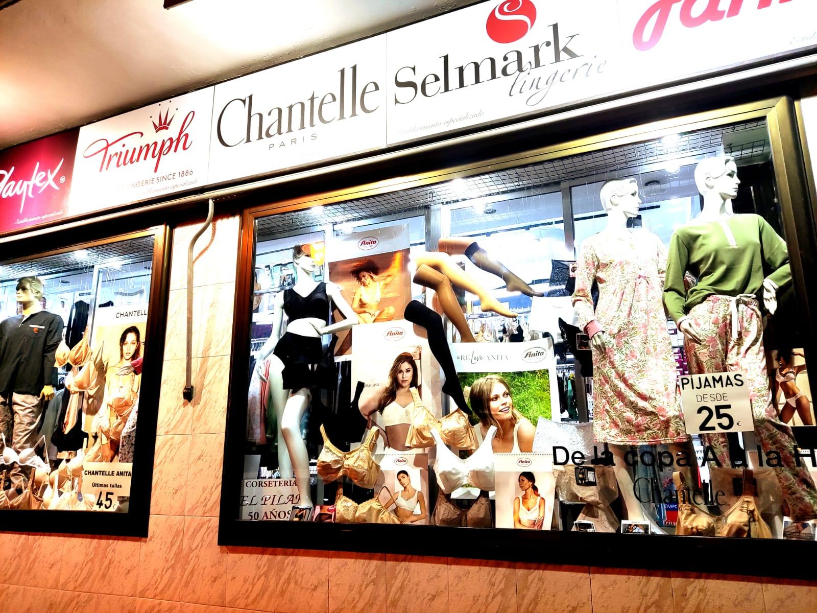 Escaparate de la tienda con maniquíes y lencería.